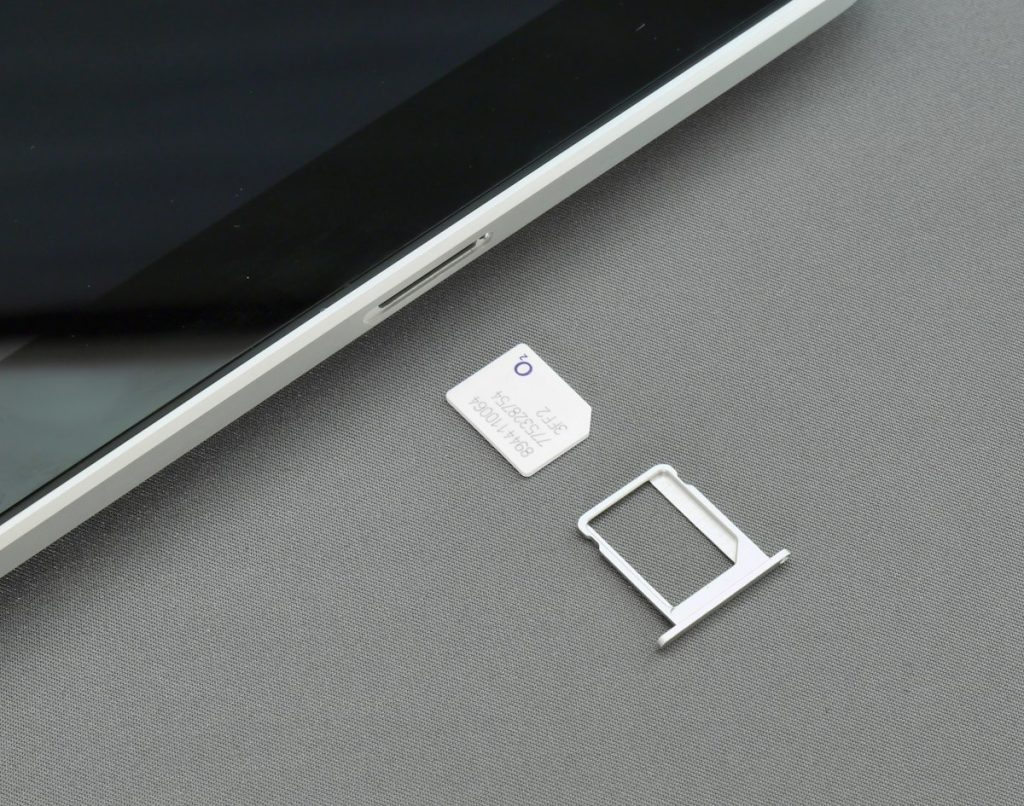 Kiểm tra nhà mạng iPhone lock: thẻ SIM và khay SIM